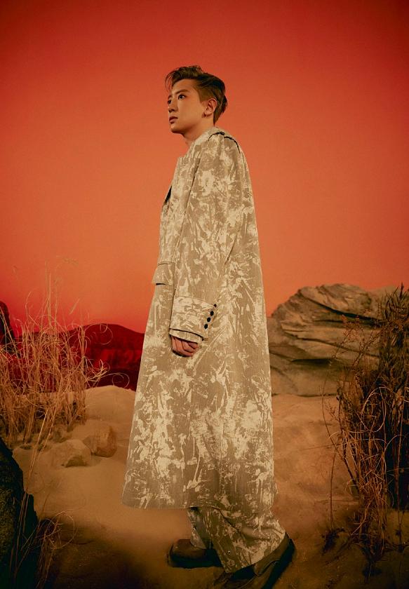 难为EXO的cody了！能找到这么多怪衣服，*钟金**仁用脸消化乞丐装