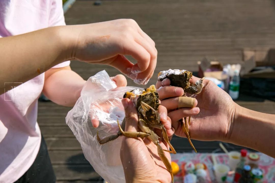 趁着午休两小时，他们在天台上组了个jió盆烤肉趴