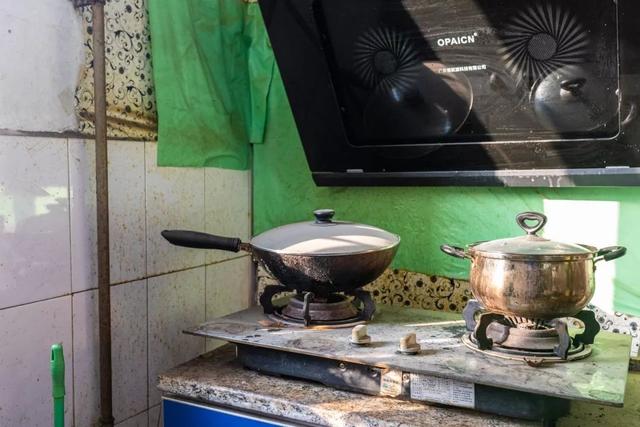 去燃气灶油污加小苏打加白醋,燃气灶清洗小妙招苏打加什么