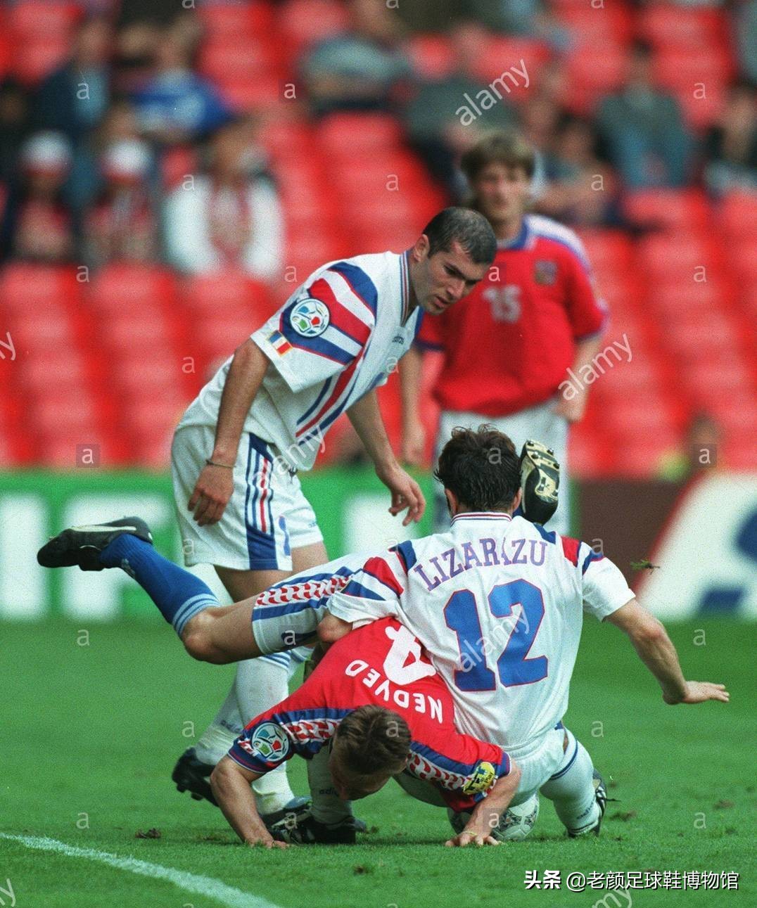 捷克铁人前锋出道，踢中场成名，欧锦赛上跑不死的边翼卫加盟蓝鹰