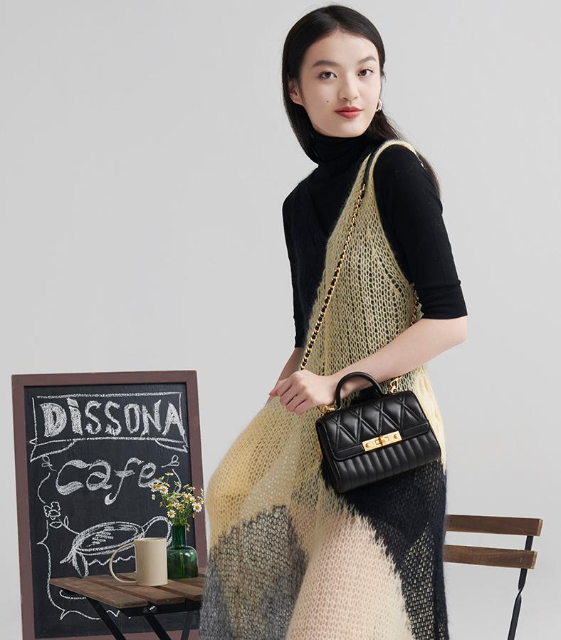 戚薇背的复古包,戚薇同款斜挎兔子包