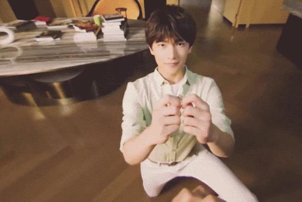 吸引人的vr广告宣传语,爱看vr软件广告