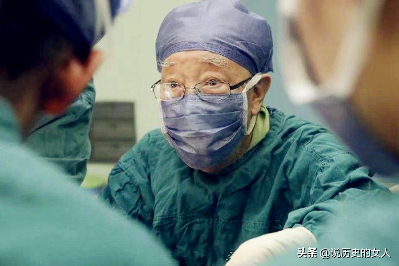 他被誉中国肝胆外科之父，从医75年挽救15000生命，被小行星命名