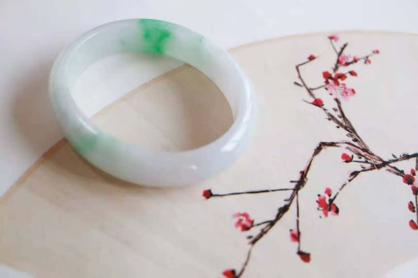 白底青手镯适合多大年纪戴,碧玉手镯适合多大年纪戴