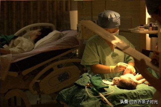 生宝宝前面对“刮毛”尴尬至极，知道答案后欣然接受