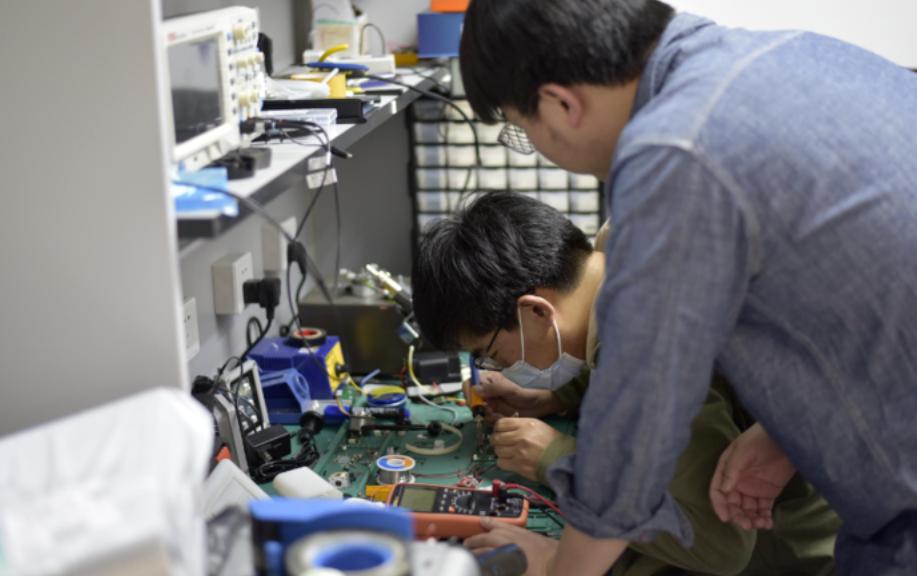 小伙放弃海外工作回国创业,小伙儿放弃国外生意回国创业