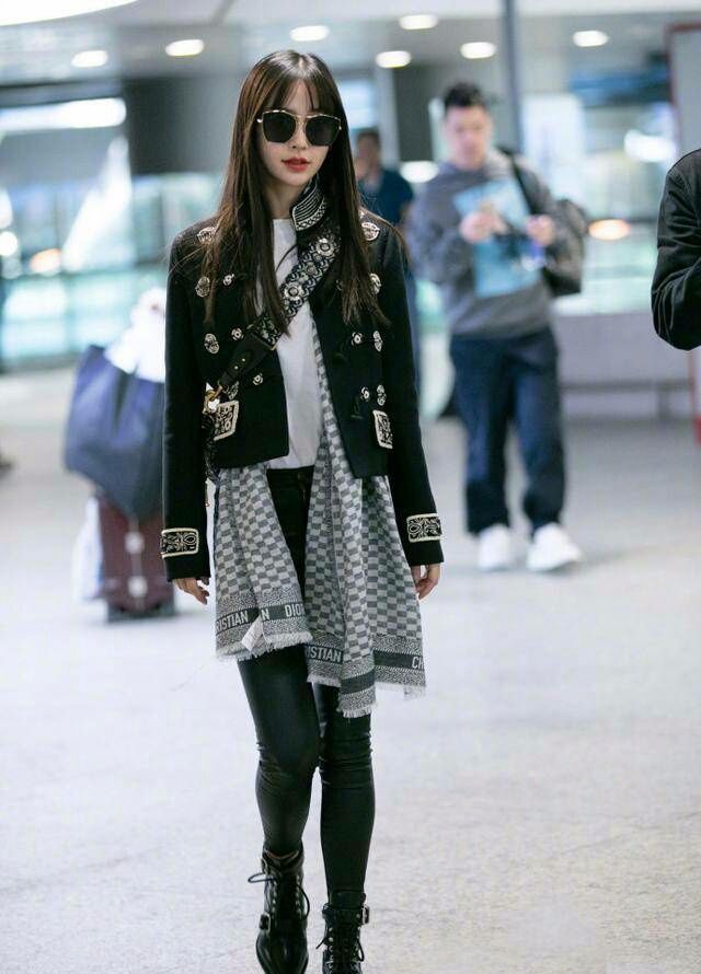 Baby这是碰到了什么造型师?这头发勒的好紧,看着就疼!