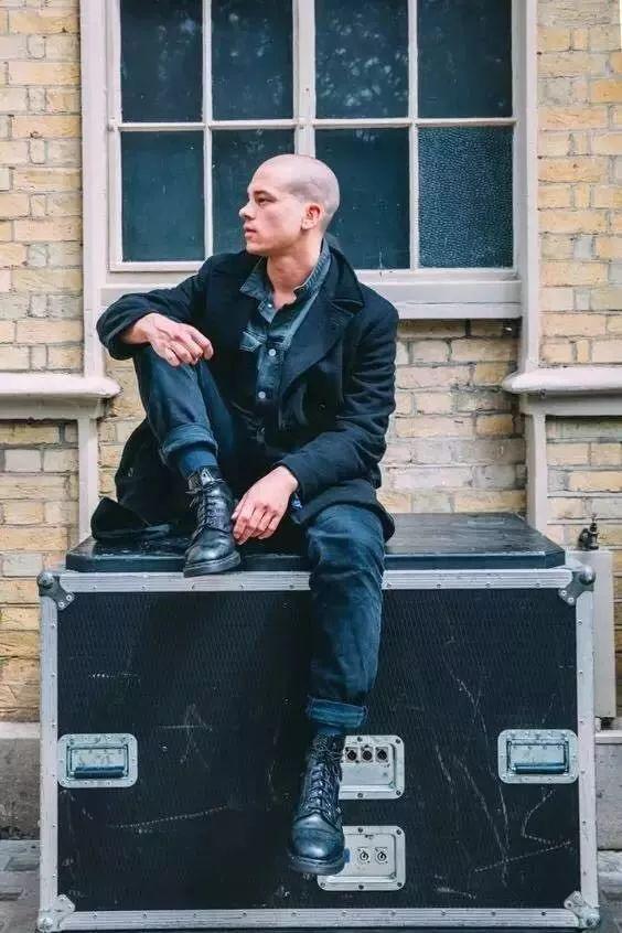 低帮鞋和高帮鞋哪个对脚踝更好,低帮鞋和高帮鞋哪个好搭配