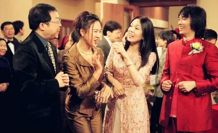 还记得2000年拿下黄子华的中环女律师MissMo穿过什么吗？