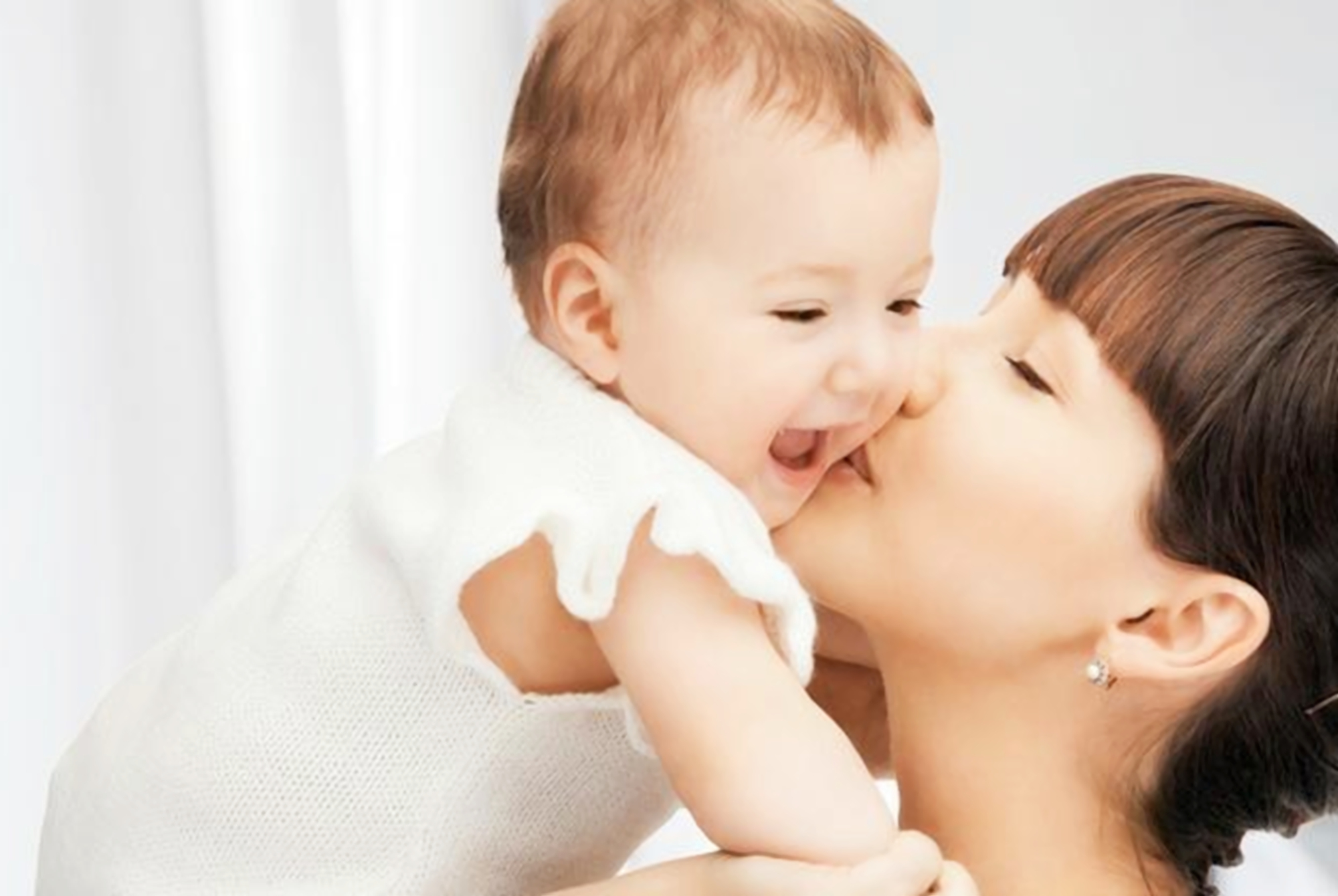 宝宝吃手很香还吧唧嘴,宝宝吃手和吃拳头