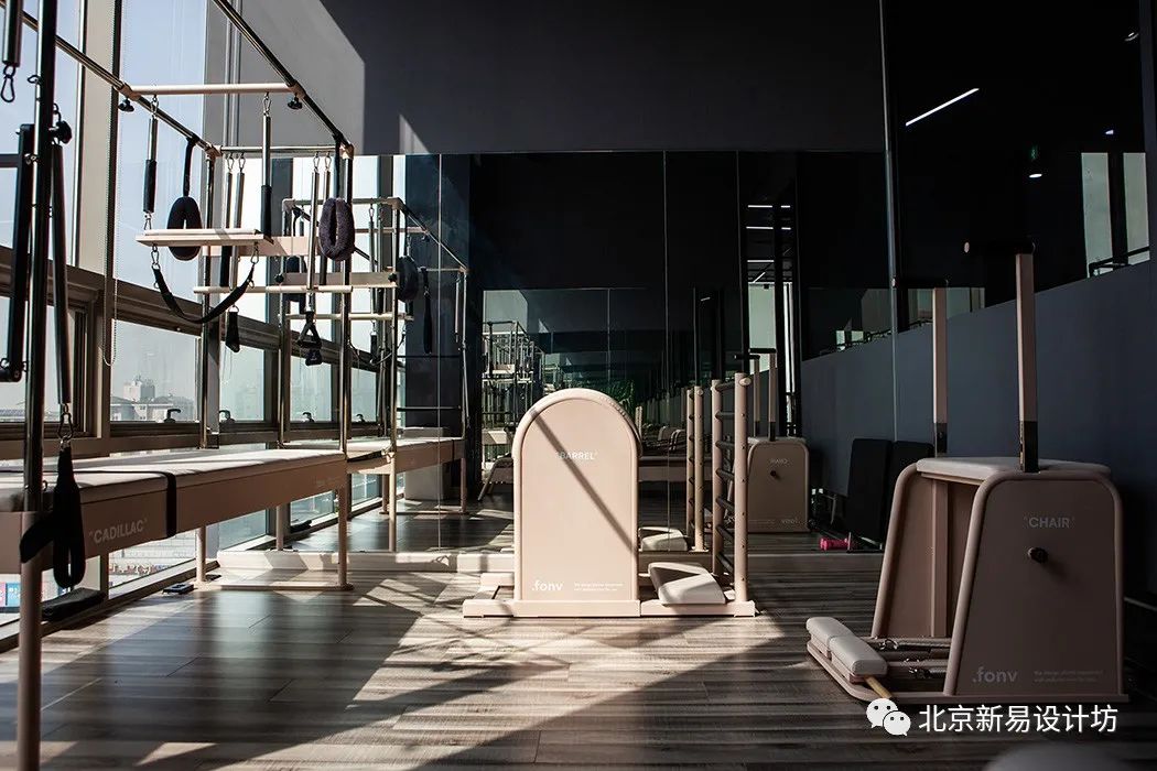 人性化多元化和实用性的健身器材,高科技有未来设计感的健身器材