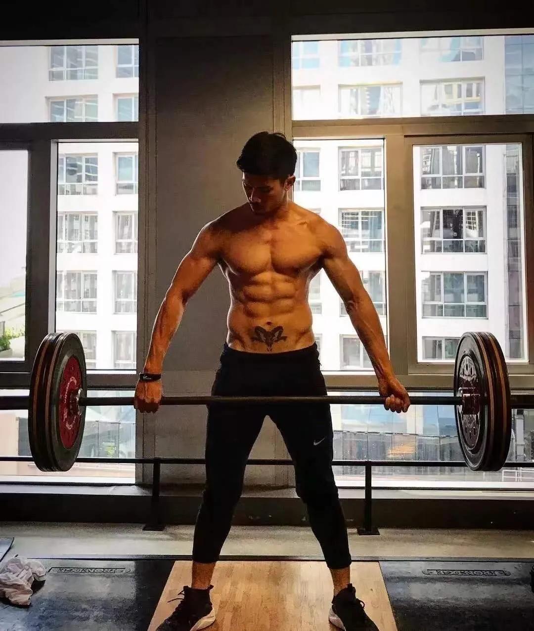 泰国肌肉男高僧,泰国肌肉和尚秀肌肉