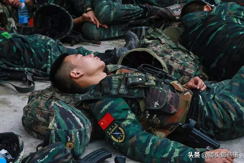 特种兵敬礼动态图,迷彩服军人背面敬礼照片