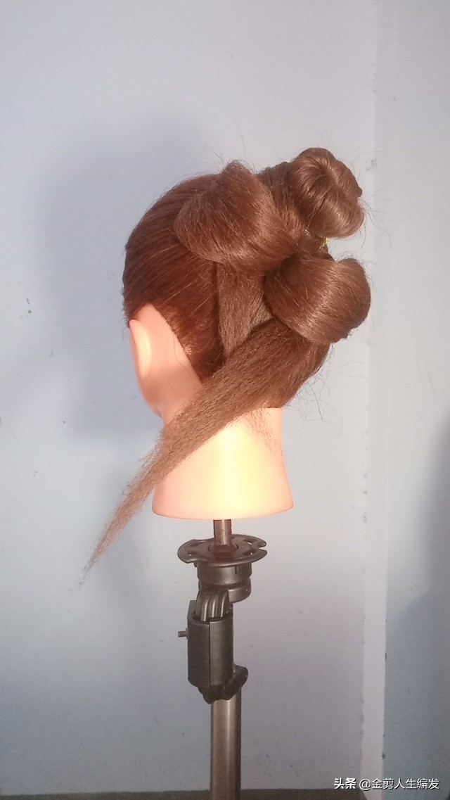 小女孩扎蝴蝶结发型扎法,叶罗丽思思的蝴蝶结发型