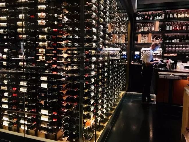 想要吃到温哥华最正宗的火焰炭烤牛排，耶路镇这家店一定是首选