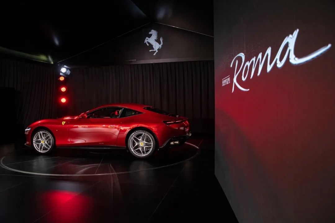 法拉利roma白外黑内,法拉利roma白色硬顶