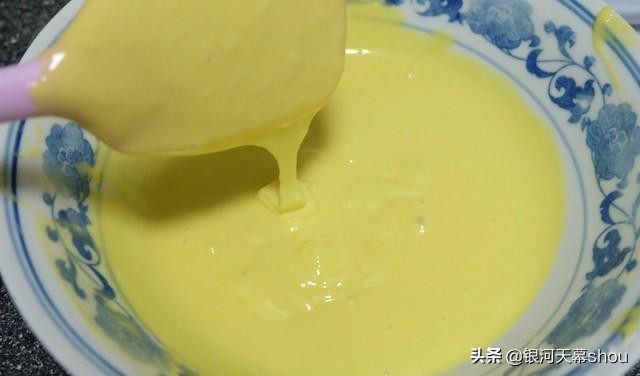 如何做蛋糕简易版无需烤箱电饭煲,电饭煲怎么做蛋糕不用牛奶蛋糕粉