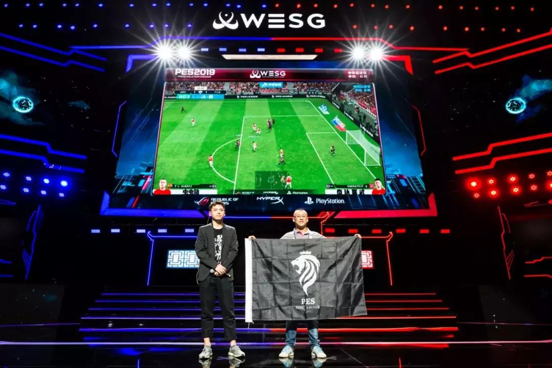 在电脑踢足球的中年男人成为全国冠军,世界赛上却惨败而归