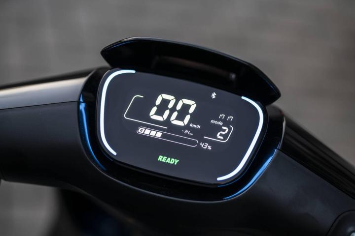 大灯炫酷有型,九号e100大灯效果