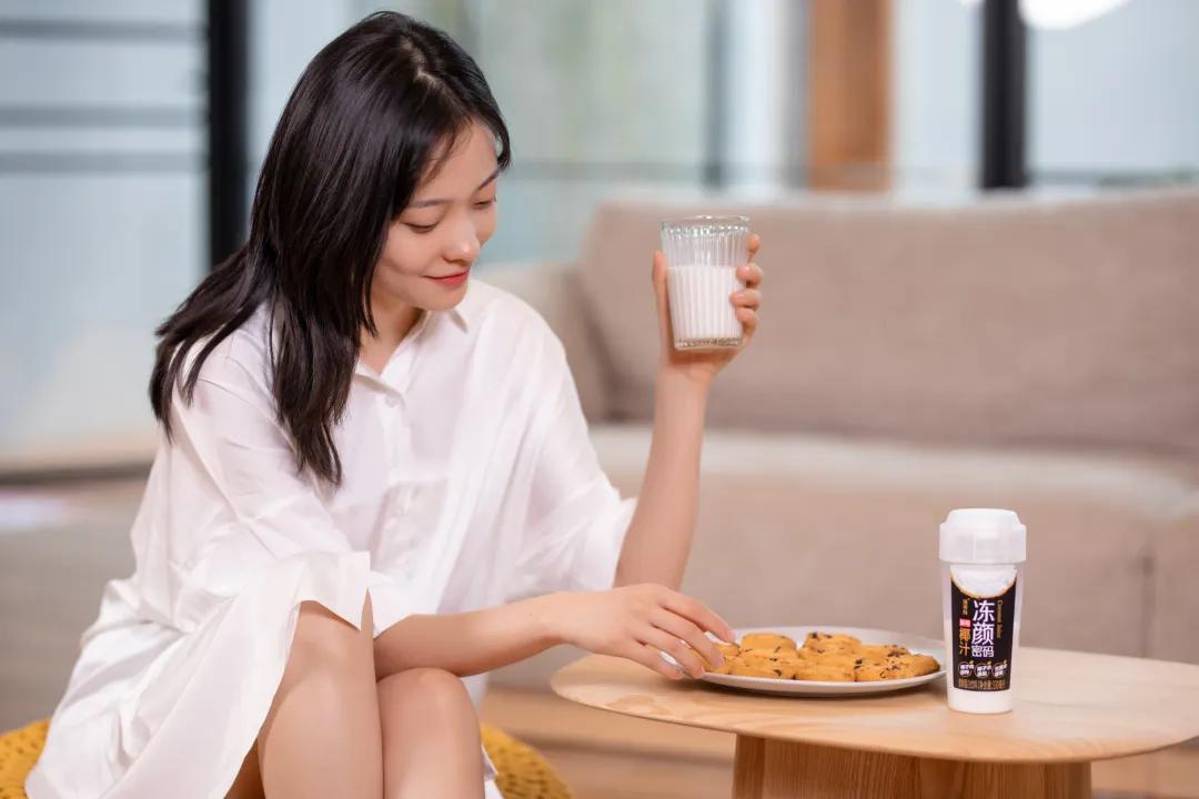 新鲜椰子水原味清甜好喝,老椰子榨出来的椰奶才香