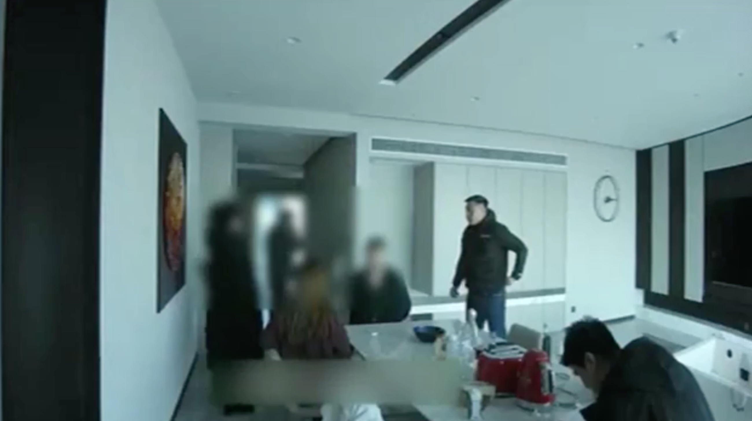 *私走**团伙长期雇佣代购从韩国将化妆品携带入境商品价值800万