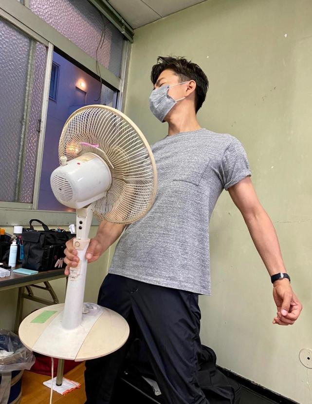 木村拓哉同款裤一分钟断货,潮流鼻祖吊打鲜肉,吹风扇都是摇滚范