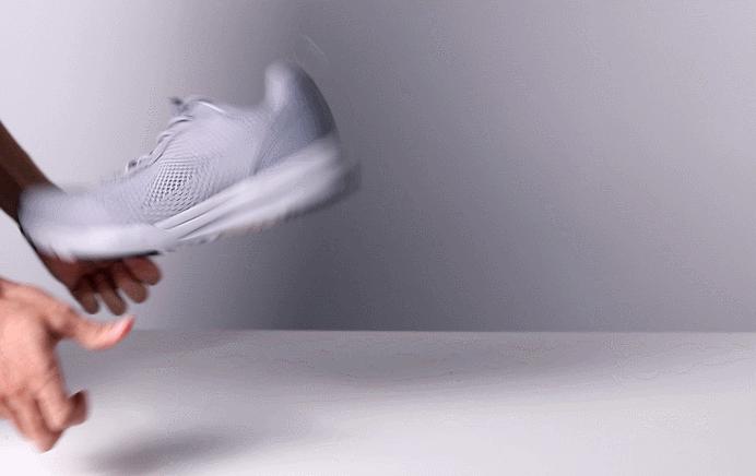 车轮*力暴**测评！小米有品国货对比洋牌斯凯奇，看哪双还能穿着蹦迪