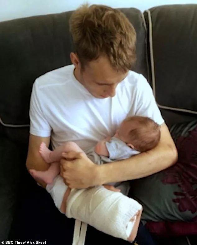 足球教练遭虐待,23岁足球教练被家暴