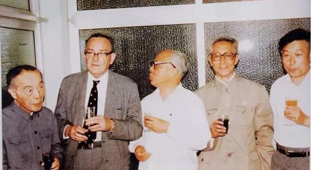 这个泡妞打架半辈子的富二代，仅用一年便拿下了诺贝尔奖