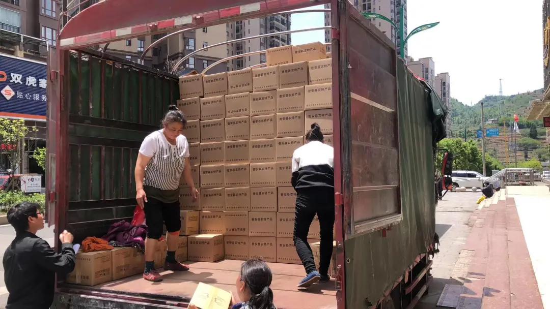 30岁小伙下乡创业7万元自己当老板,97年小伙返乡卖特产带动200人就业