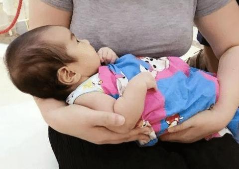 6个月宝宝半夜呕吐不止,八个月宝宝半夜突然呕吐一吃就吐