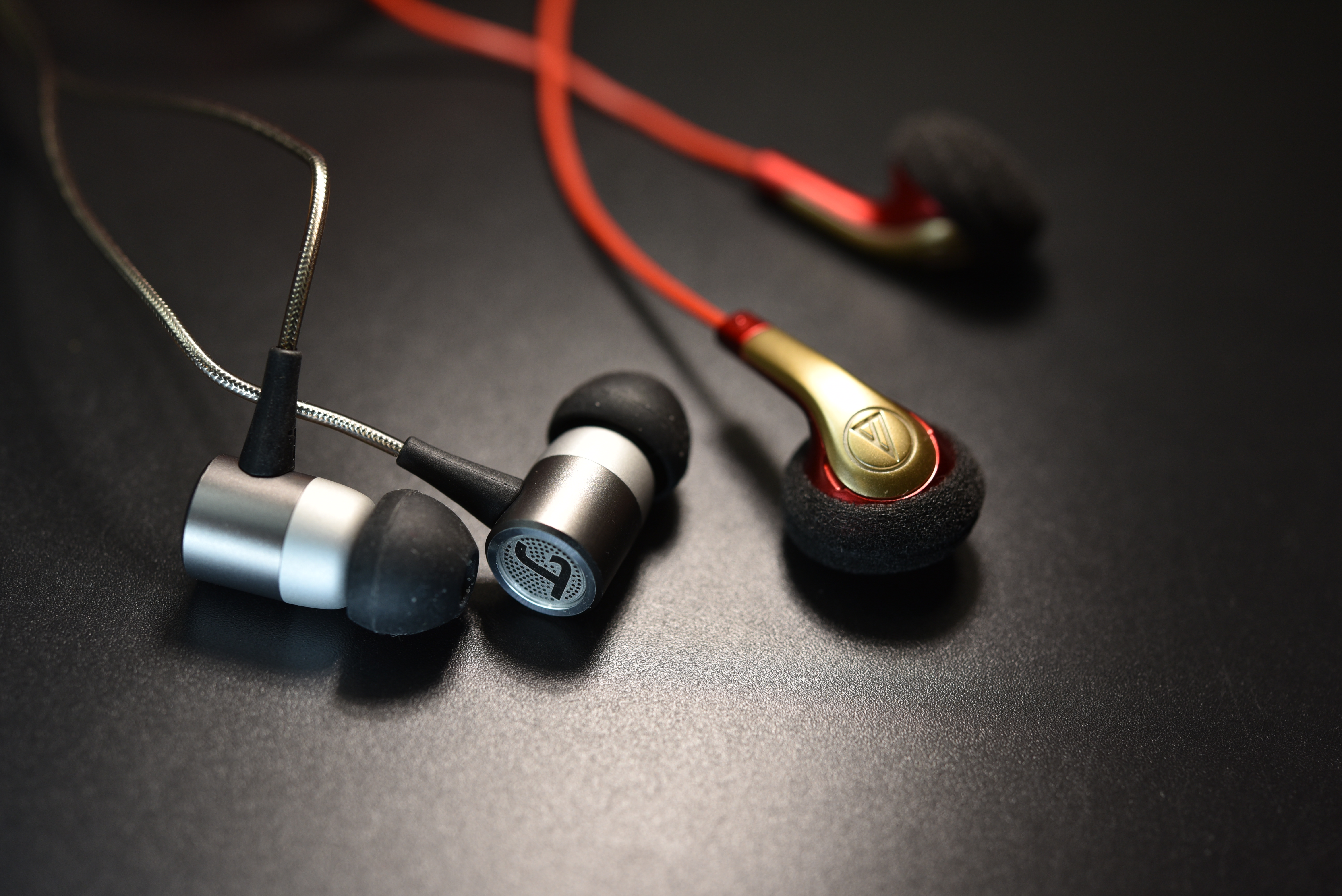 浅入耳耳机和半入耳耳机哪个好,浅入耳式和半入耳式耳机哪个好