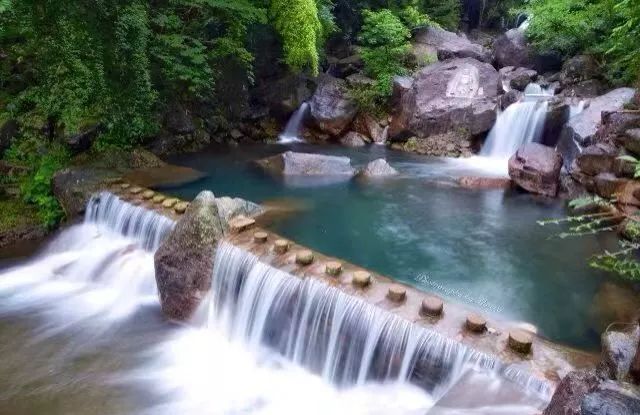 十大悬崖玻璃栈道景点,有瀑布有山还有玻璃栈道的景区