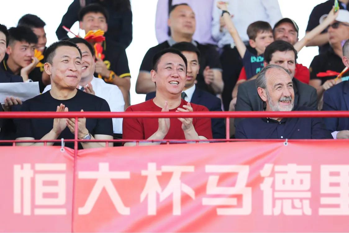 许家印马德里探班青训小球员,许家印讲恒大足球目标