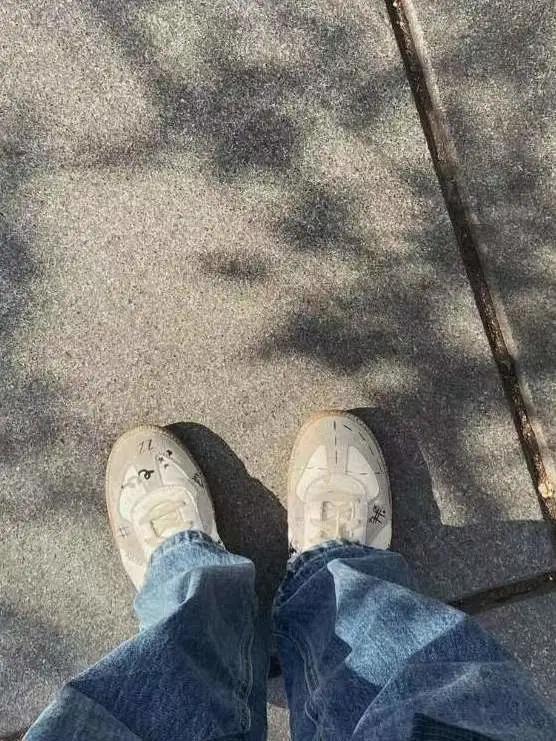 德训鞋奶油蓝白,白百何黑色德训鞋穿搭