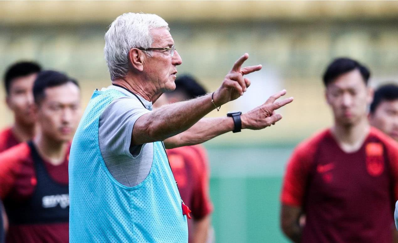 喷完一通，安然入睡！李铁醒来不忘“发广告”，800万年薪真好挣