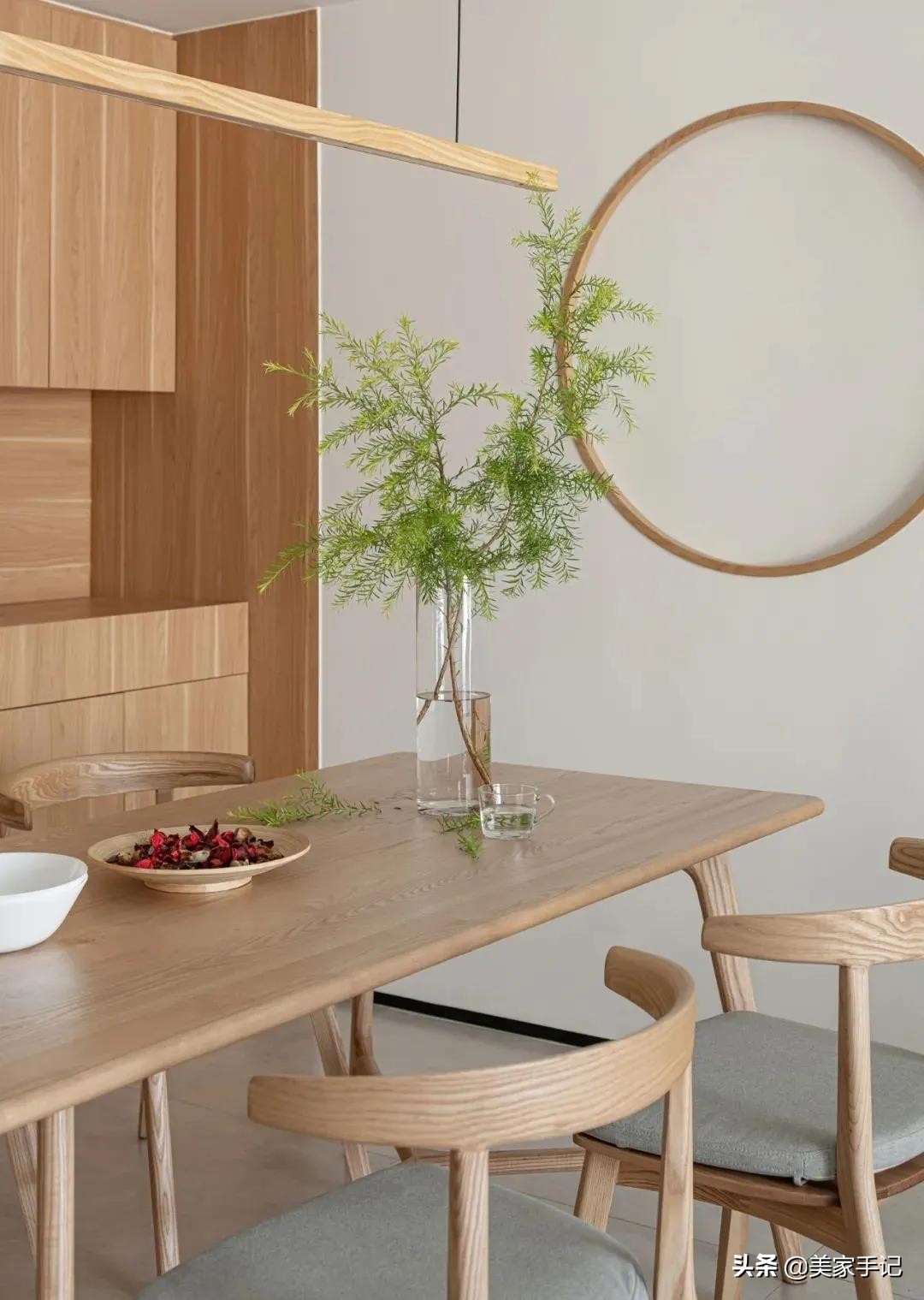 简单的白色原木色小家温馨又惬意,治愈系清新原木风的家