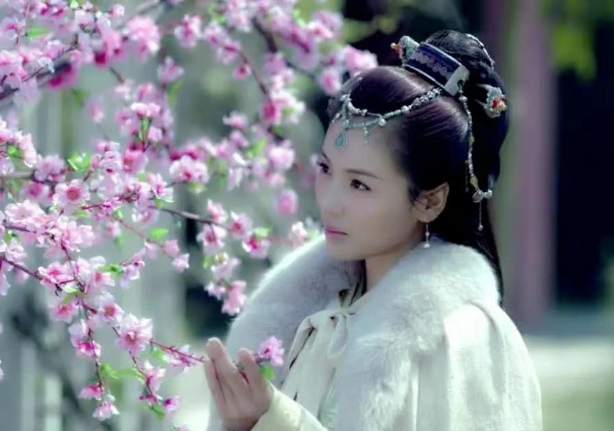 唐嫣迪丽热巴造型惊艳,杨幂迪丽热巴最新造型