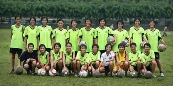 外卖小哥单腿送外卖原视频,单腿外卖小哥送餐视频