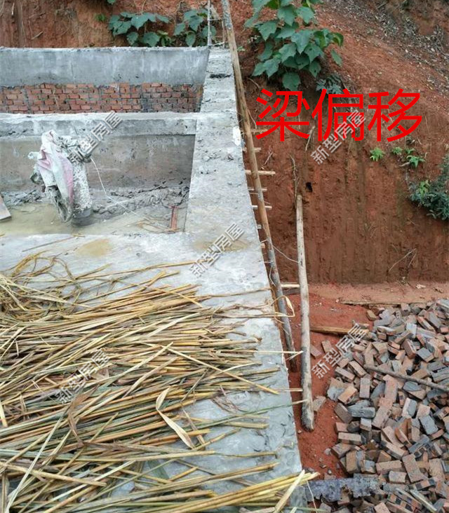 农村小伙盖房子被拆,农村自建房包工头把房子建歪了