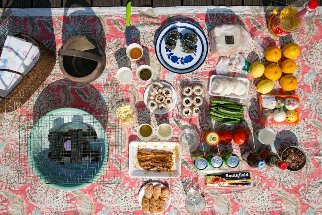 趁着午休两小时，他们在天台上组了个jió盆烤肉趴