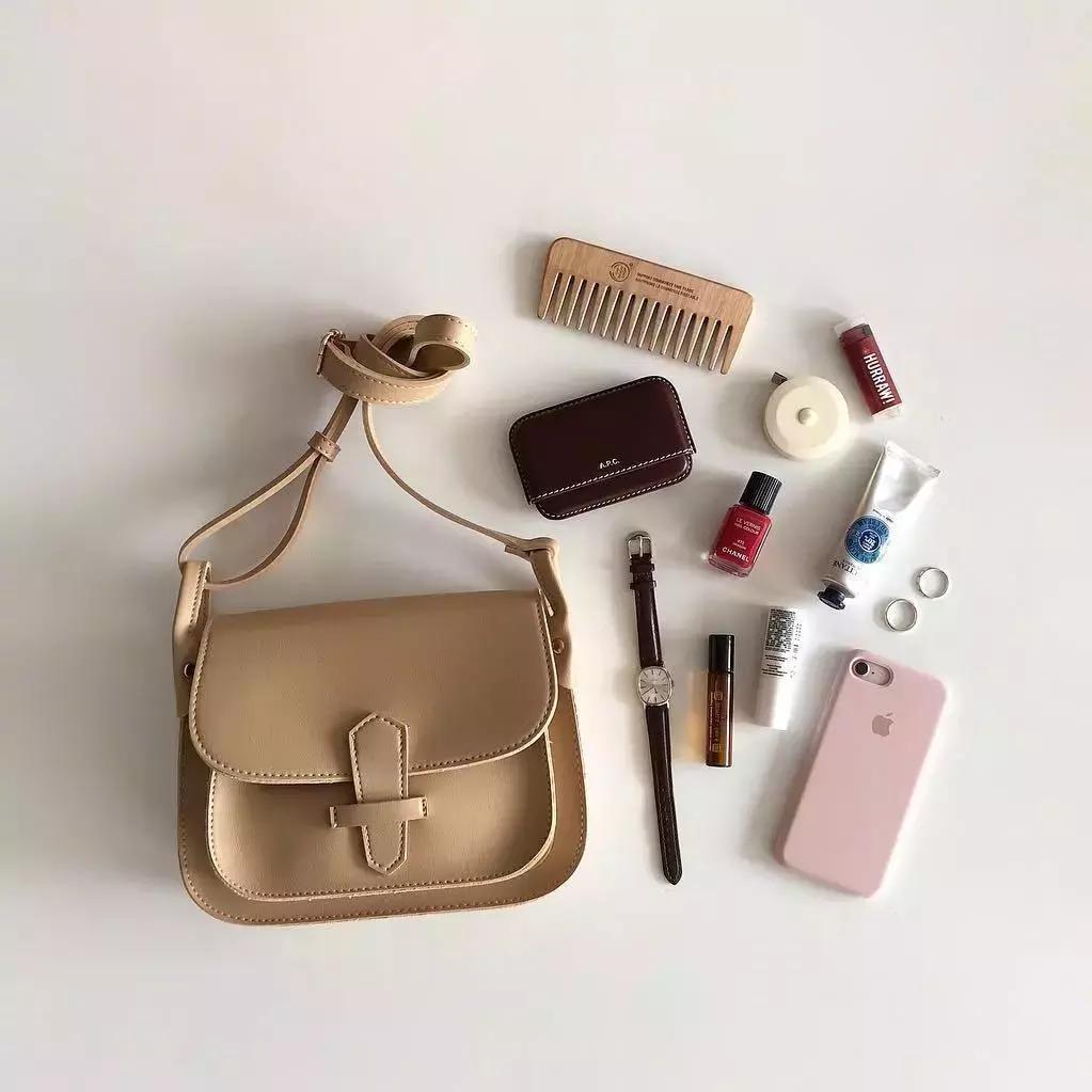 女生包里一定要装什么,女人包里应装些什么