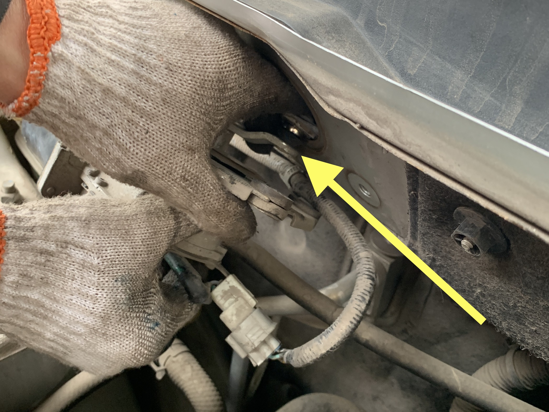 汽车雨刷器卡住了,雨刷臂压不住玻璃