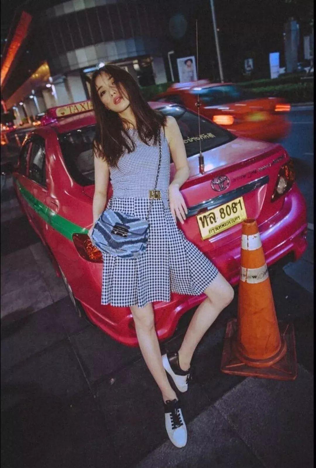 细高跟鞋搭配连衣裙,连衣裙高跟鞋优雅有女人味