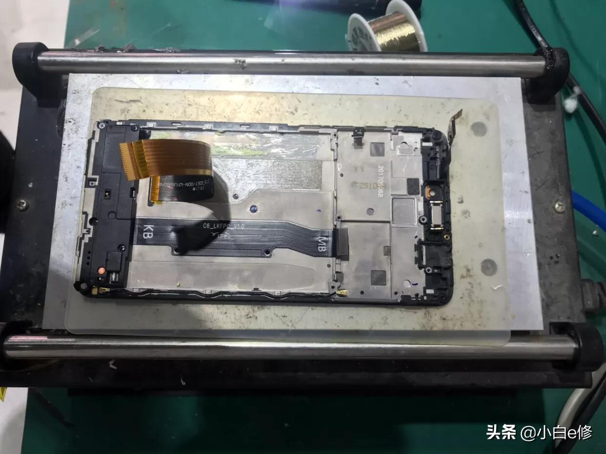 粉丝35块钱买了外屏，打算自己换，最后还是放弃了，发给我修了