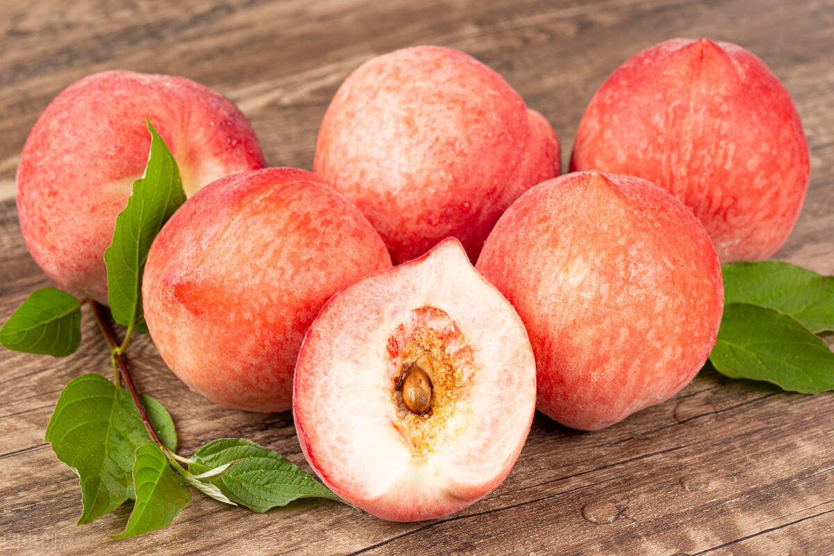 桃子怎么挑选桃核不裂,桃子怎样挑才能甜呢