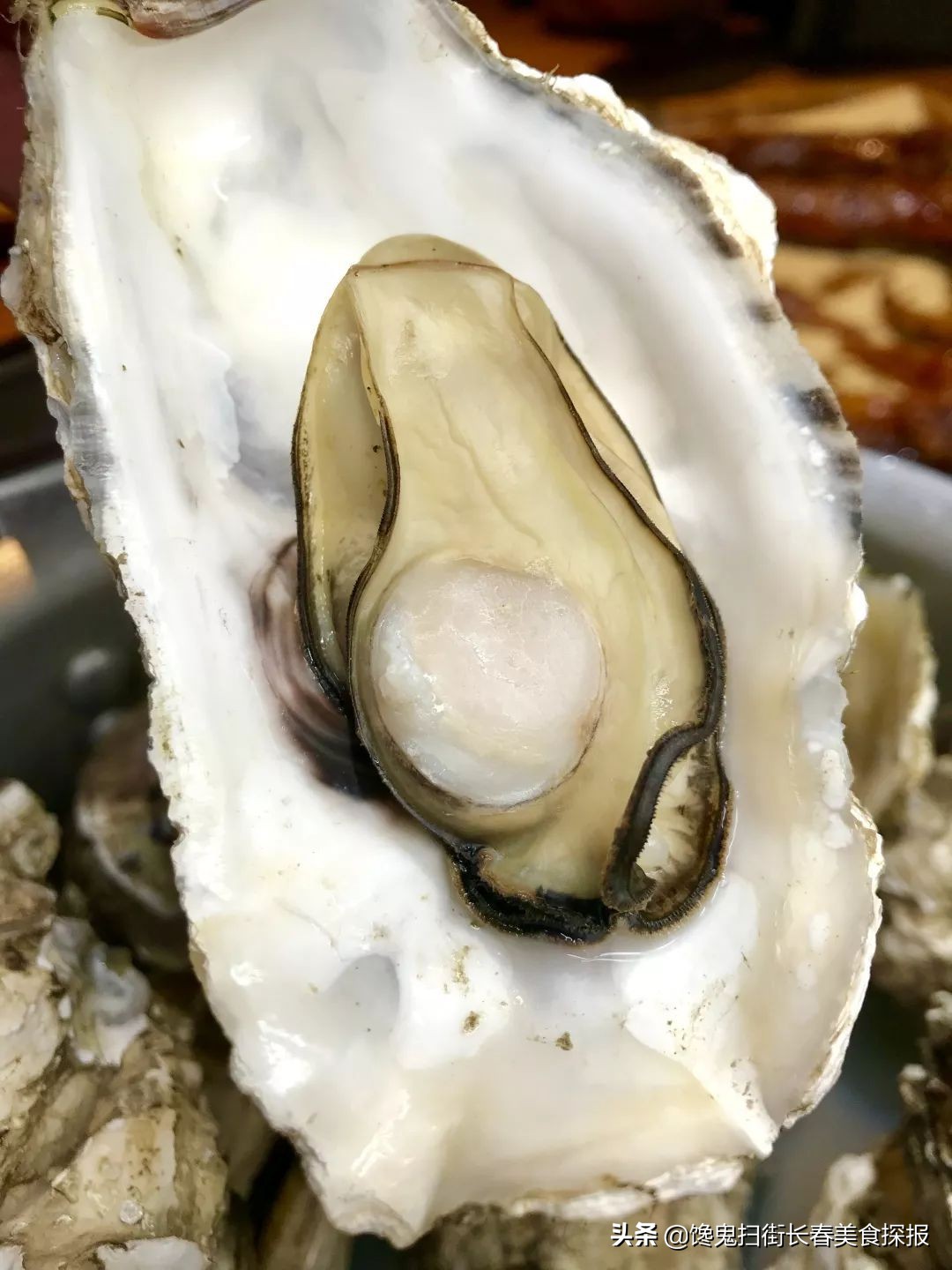 二道老厂区奇店。鹅的一切，全都炭火烤。烤鹅脖大锤抡