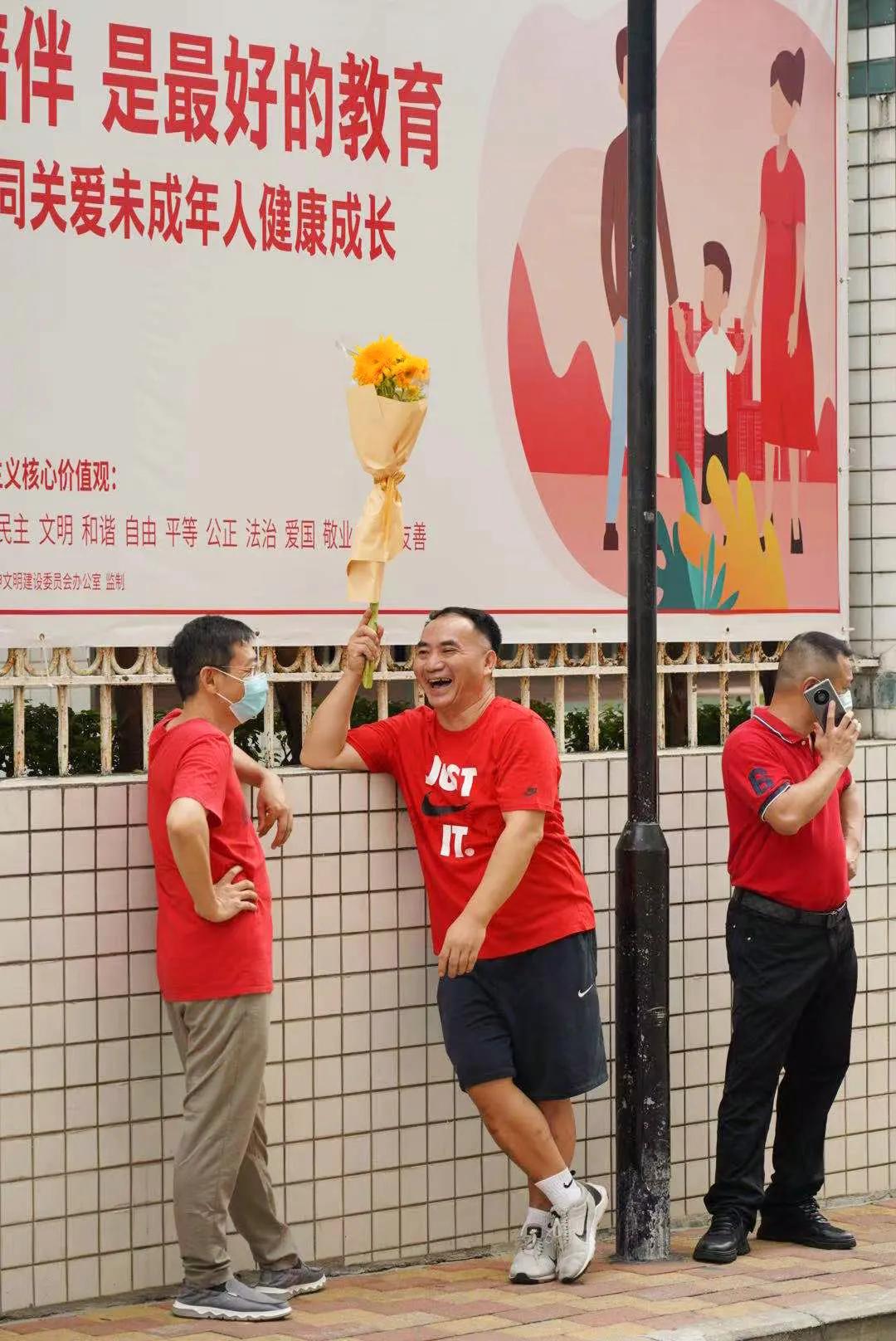 萌娃、萌宠纷纷抢镜!今年高考作文,深圳学生躺赢?