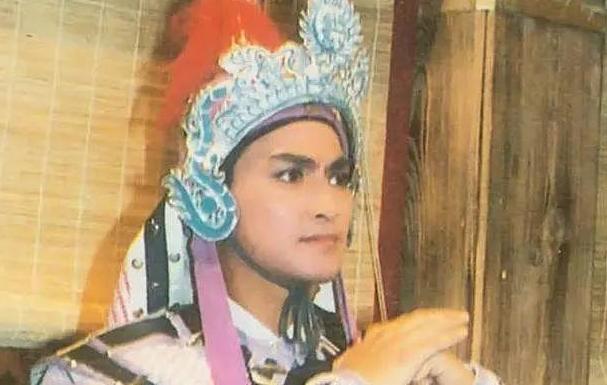 搬尸工逆袭身价过亿，61岁何家劲为初恋守身不婚，路边喝5元糖水