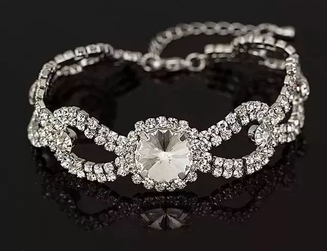 命里金字多的人本命年戴什么护身,右手带银有什么讲究